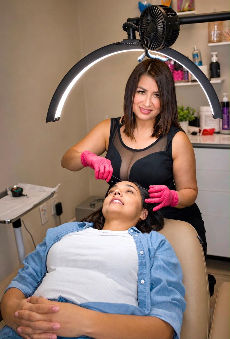 Erika preparando las cejas de una clienta en el estudio